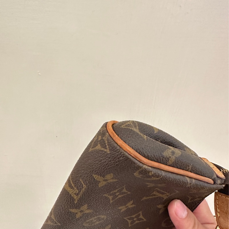 LV 經典花紋小金牌肩背包-4