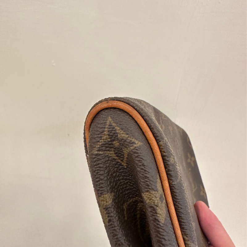 LV 經典花紋小金牌肩背包-5