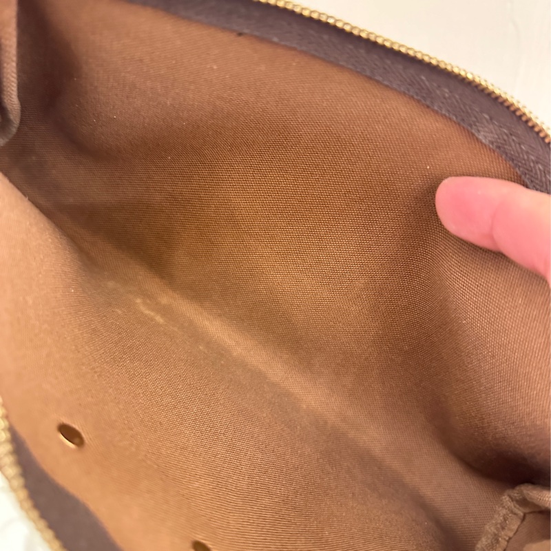 LV 經典花紋小金牌肩背包-6