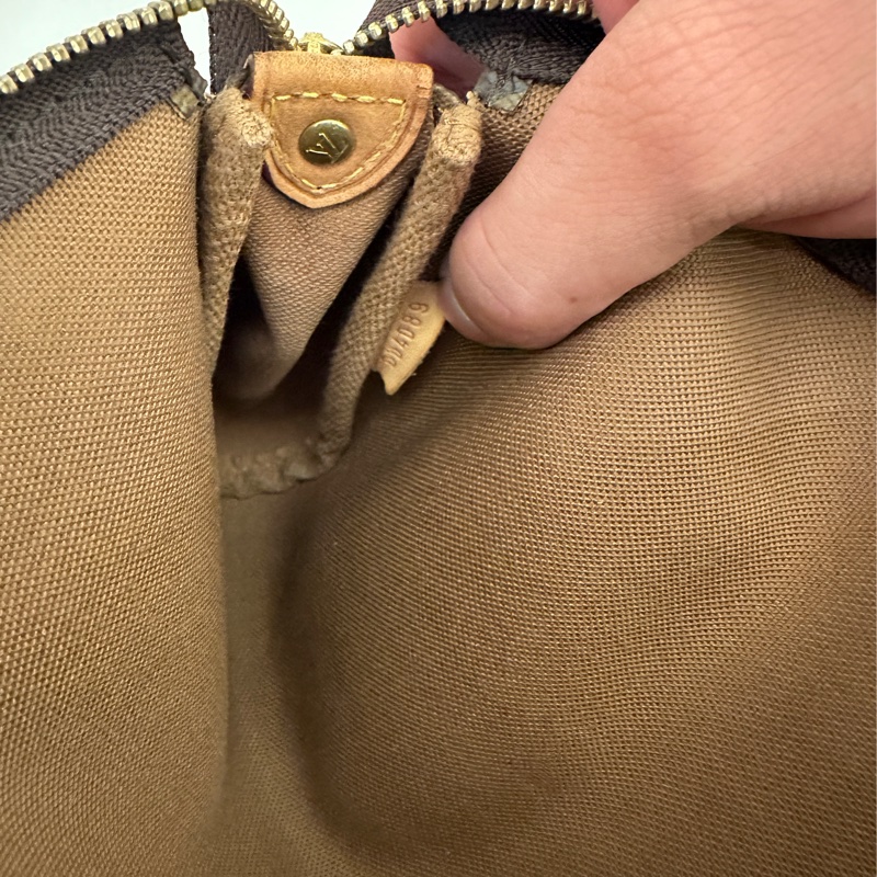 LV 經典花紋小金牌肩背包-7