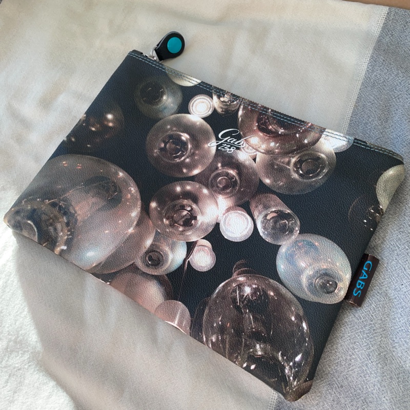 💯 正貨❗️【Gabs】multi function clutch bag。彩print真皮多用途袋-3