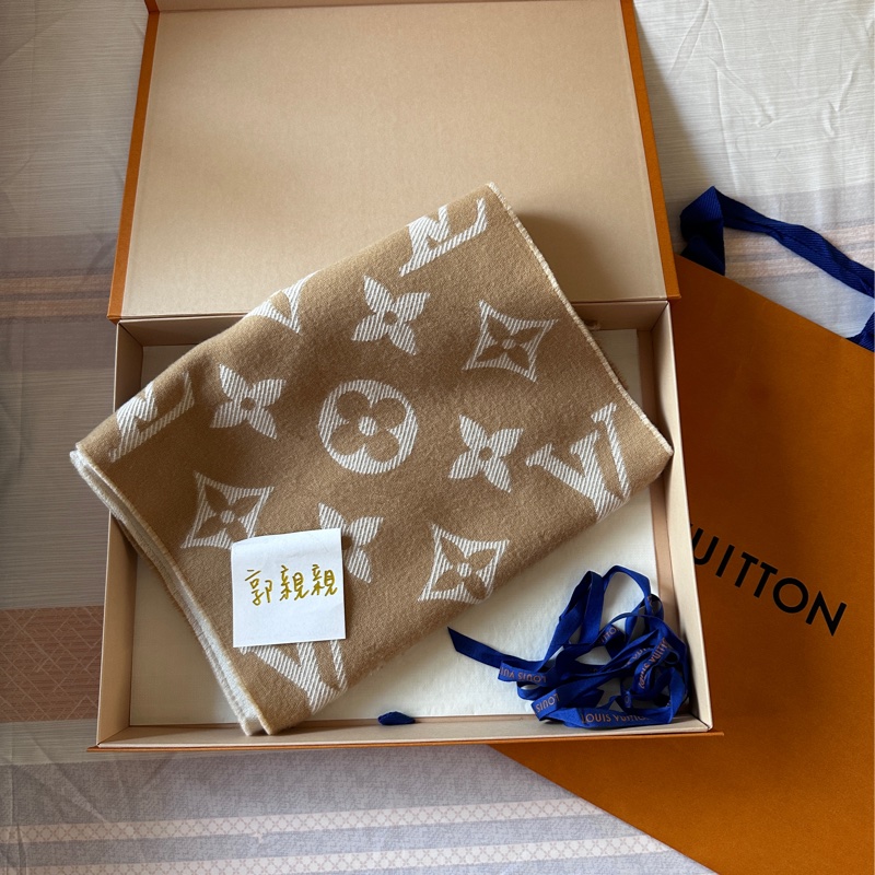 LV滿版老花圍巾-0