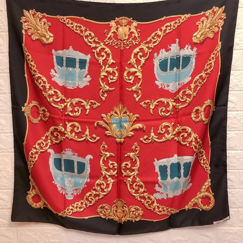 近全新專櫃正品✨Hermès 愛馬仕經典黑金紅歐風宮殿馬車圖騰90*90絲巾-0