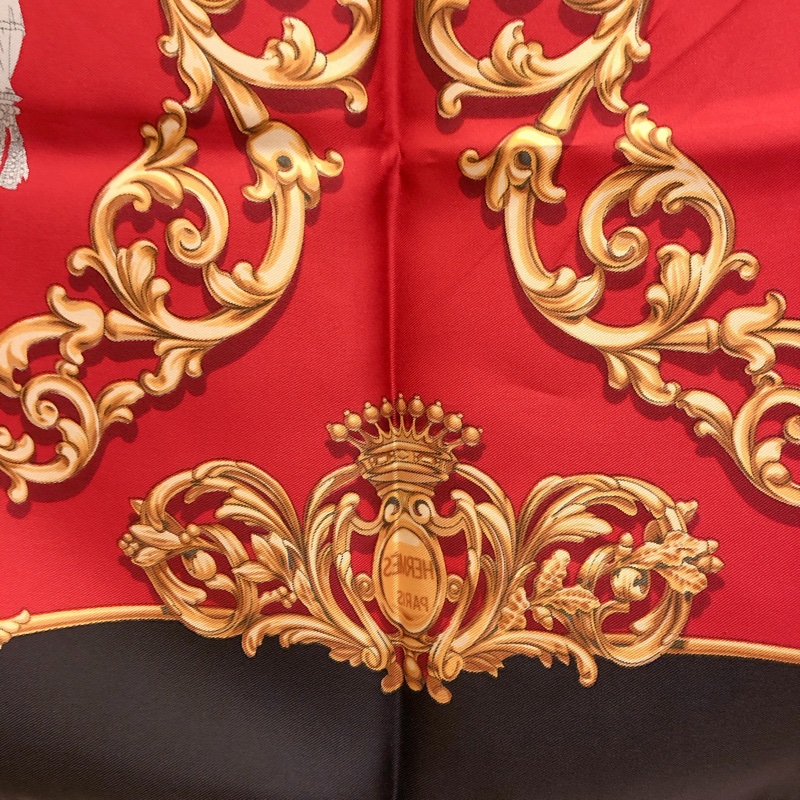 近全新專櫃正品✨Hermès 愛馬仕經典黑金紅歐風宮殿馬車圖騰90*90絲巾-1