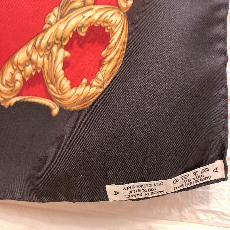 近全新專櫃正品✨Hermès 愛馬仕經典黑金紅歐風宮殿馬車圖騰90*90絲巾-2