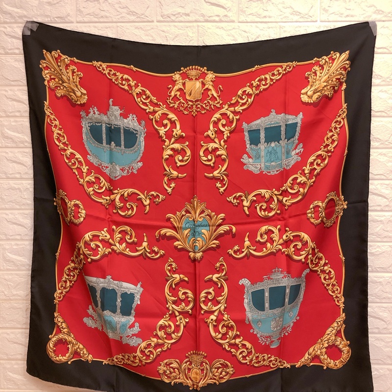 近全新專櫃正品✨Hermès 愛馬仕經典黑金紅歐風宮殿馬車圖騰90*90絲巾-3
