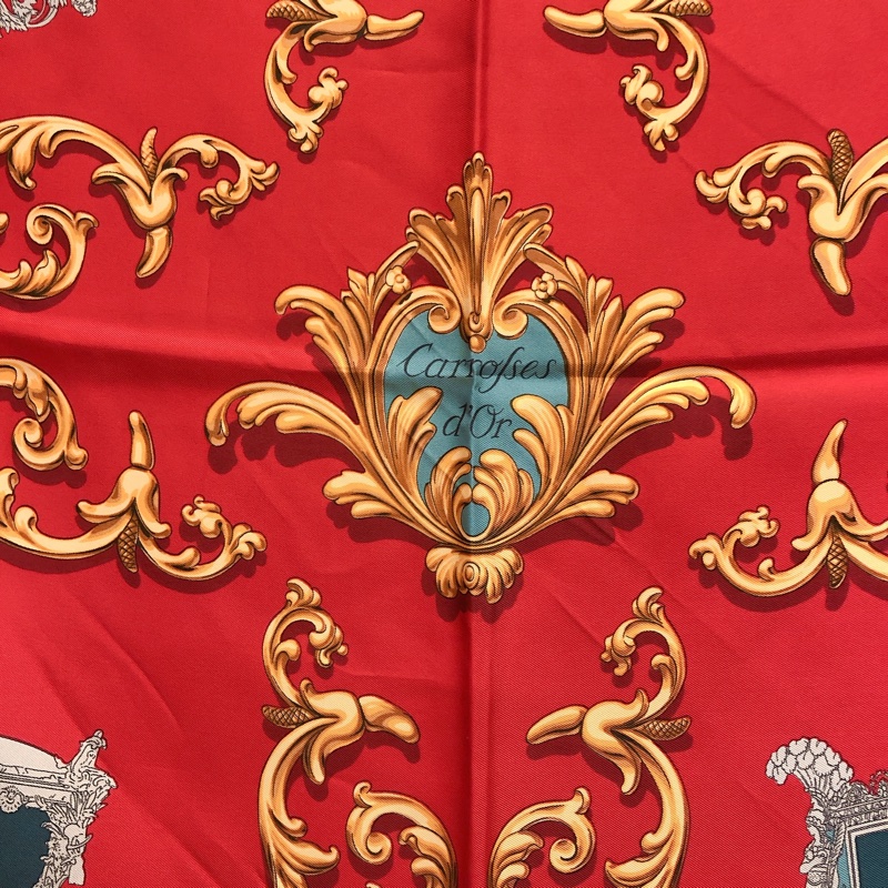 近全新專櫃正品✨Hermès 愛馬仕經典黑金紅歐風宮殿馬車圖騰90*90絲巾-4