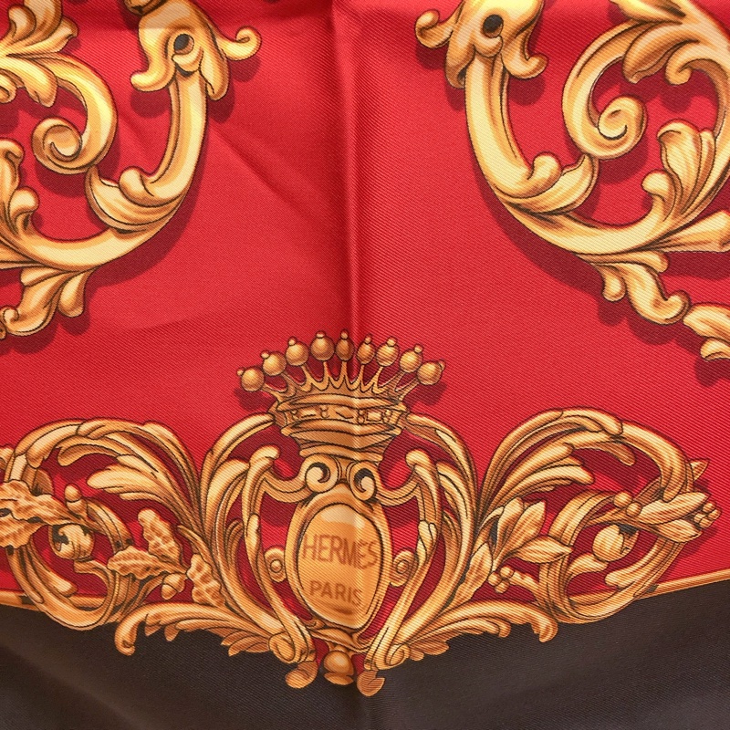 近全新專櫃正品✨Hermès 愛馬仕經典黑金紅歐風宮殿馬車圖騰90*90絲巾-5