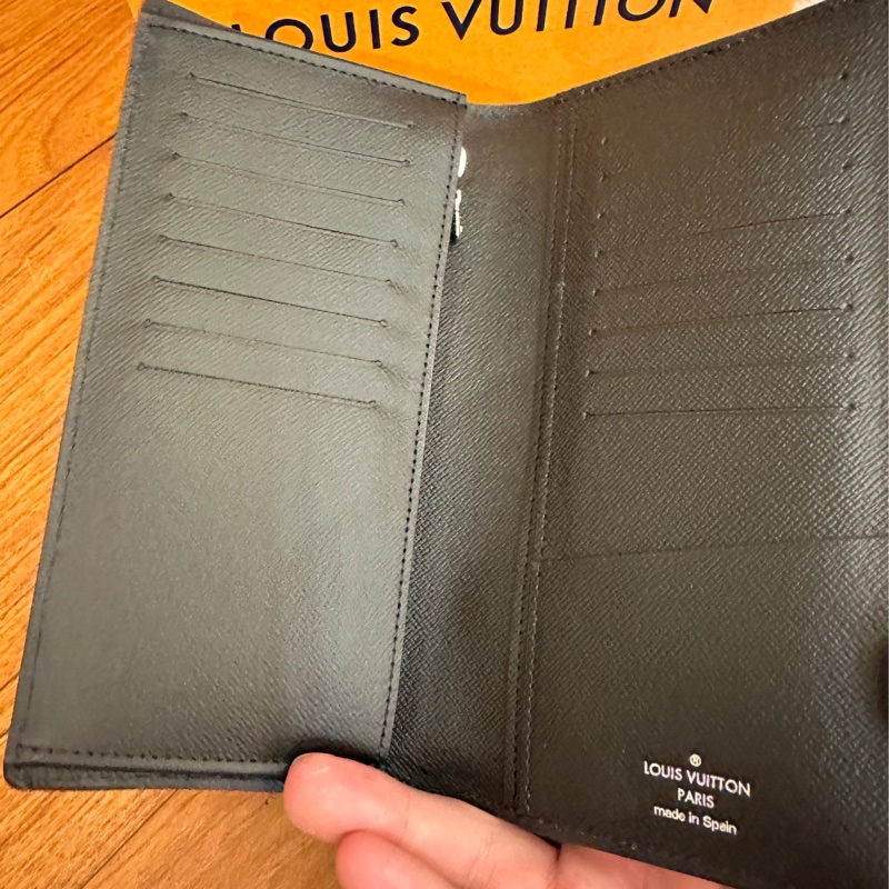 LV 黑EPI對開長夾-3