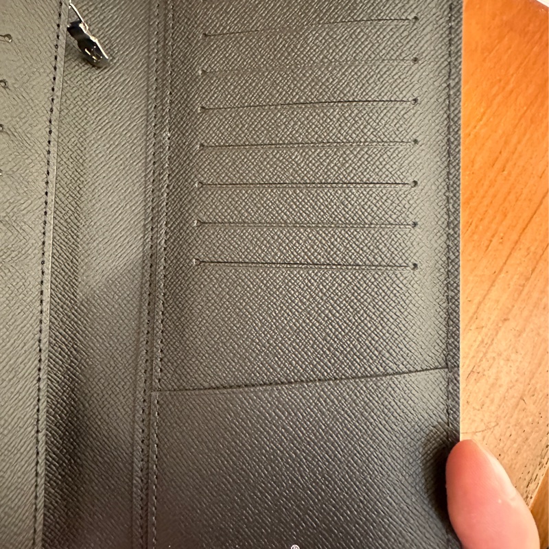 LV 黑EPI對開長夾-6