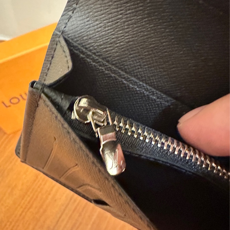 LV 黑EPI對開長夾-9