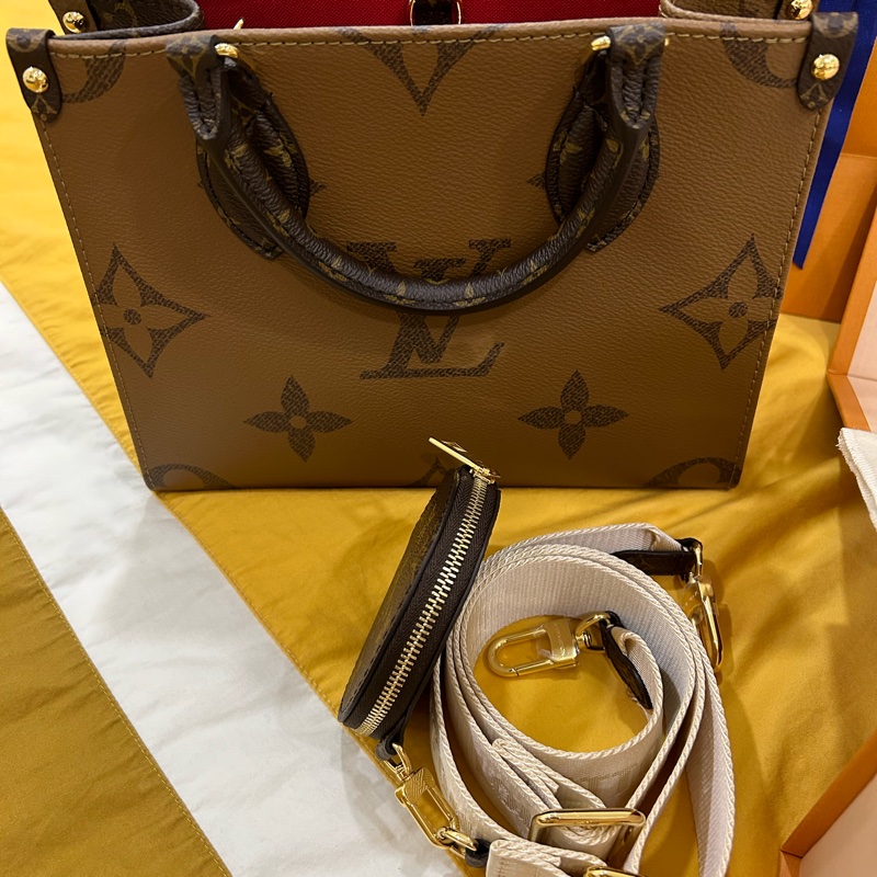 LV 全新onthego 小號/撞色拼接/款背帶+零錢包-1