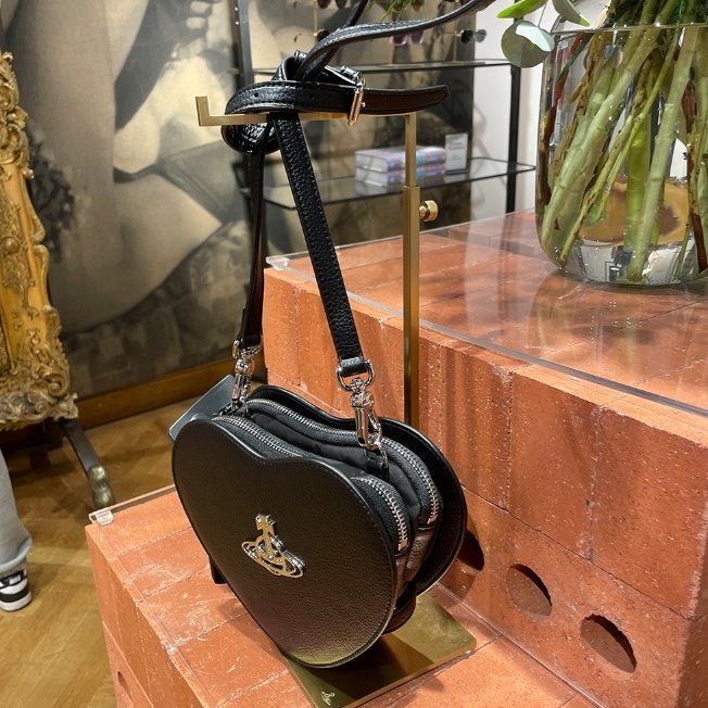 Vivienne Westwood Louise Heart 愛心漆皮包 黑色-1