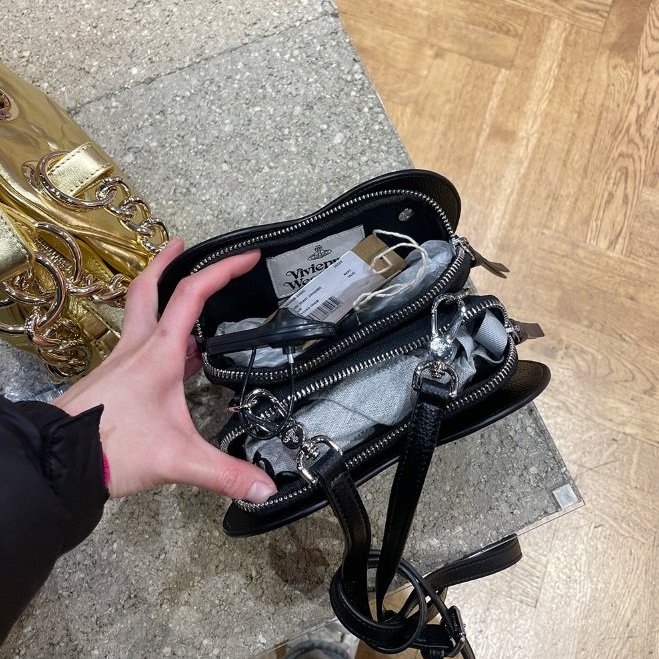 Vivienne Westwood Louise Heart 愛心漆皮包 黑色-3