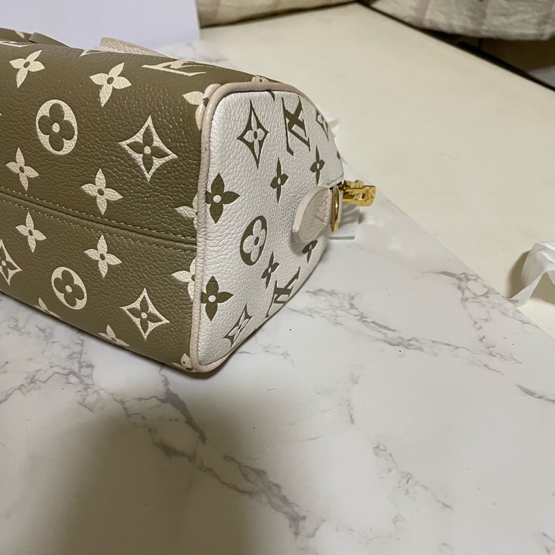 LV新款 SPEEDY 20cm抹茶綠奶油白牛皮壓紋波士頓包-6