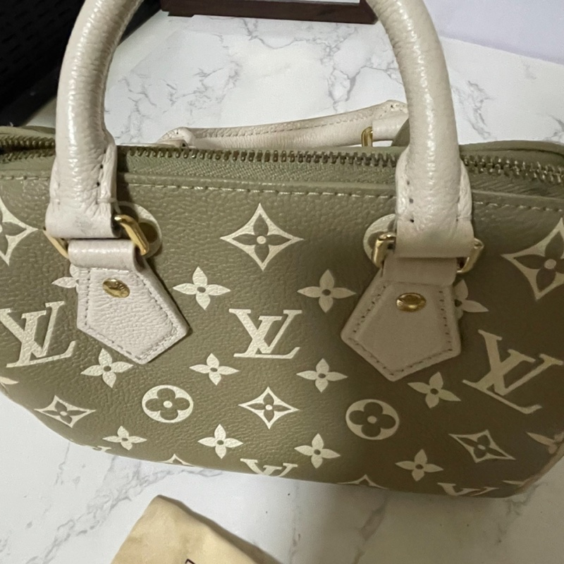 LV新款 SPEEDY 20cm抹茶綠奶油白牛皮壓紋波士頓包-9