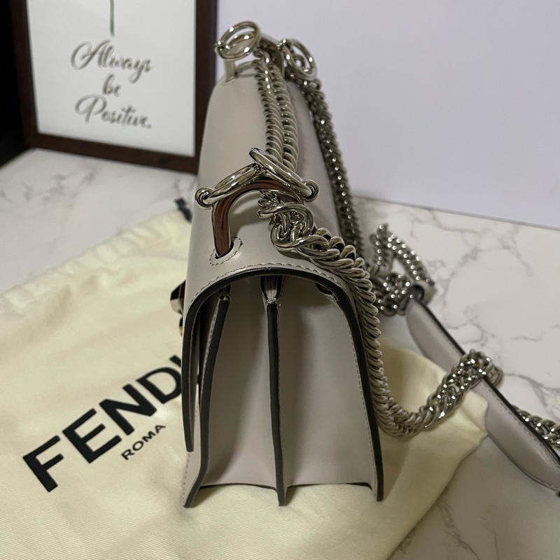 Fendi 灰白色KANI系列斜背側背鏈條單肩包-3