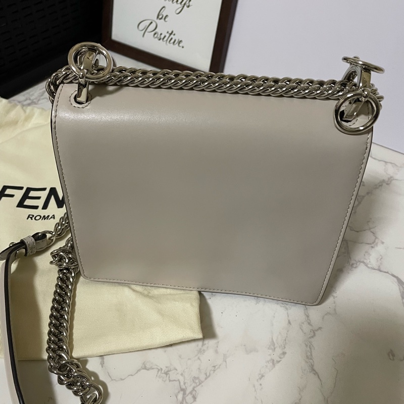 Fendi 灰白色KANI系列斜背側背鏈條單肩包-5