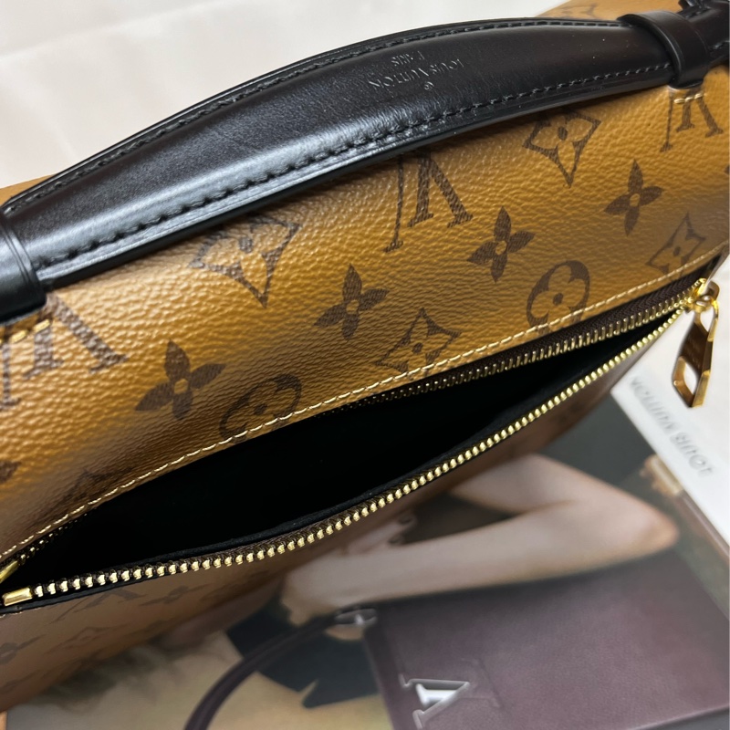 LV雙拼郵差包-16