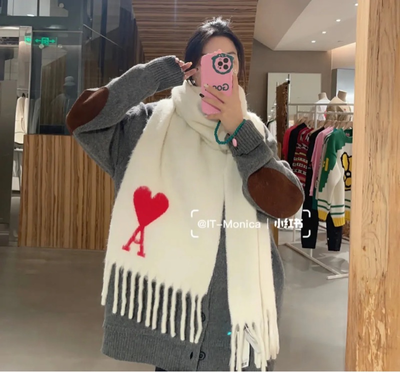 全新大全配有購證✨AMI PARIS 經典 LOGO 羊駝毛混紡流蘇大愛心紅心A❤️毛毛圍巾 披巾-1