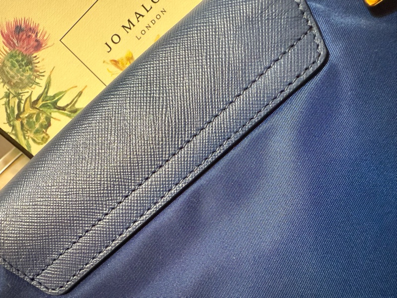 PRADA 經典側背包-6