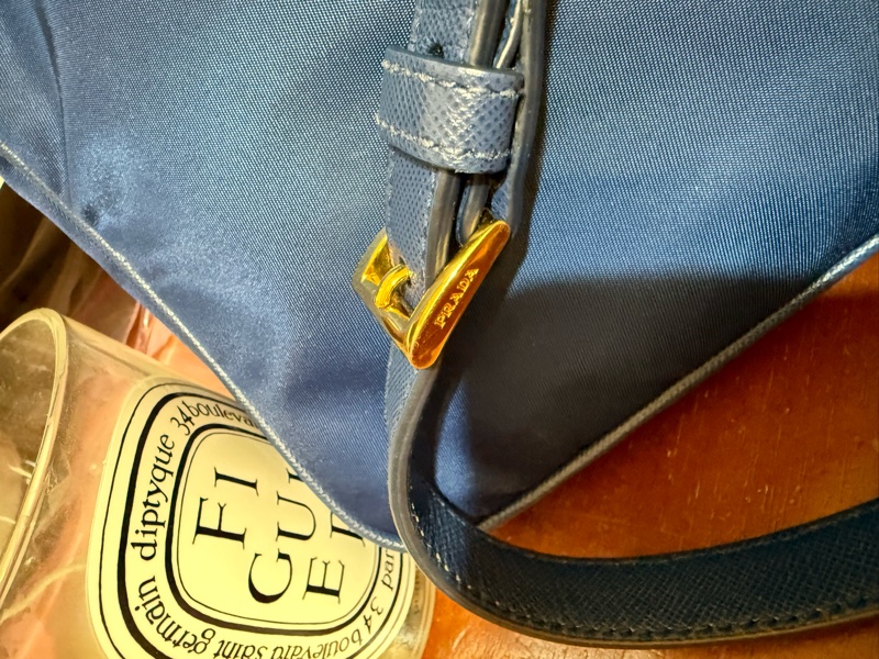 PRADA 經典側背包-8