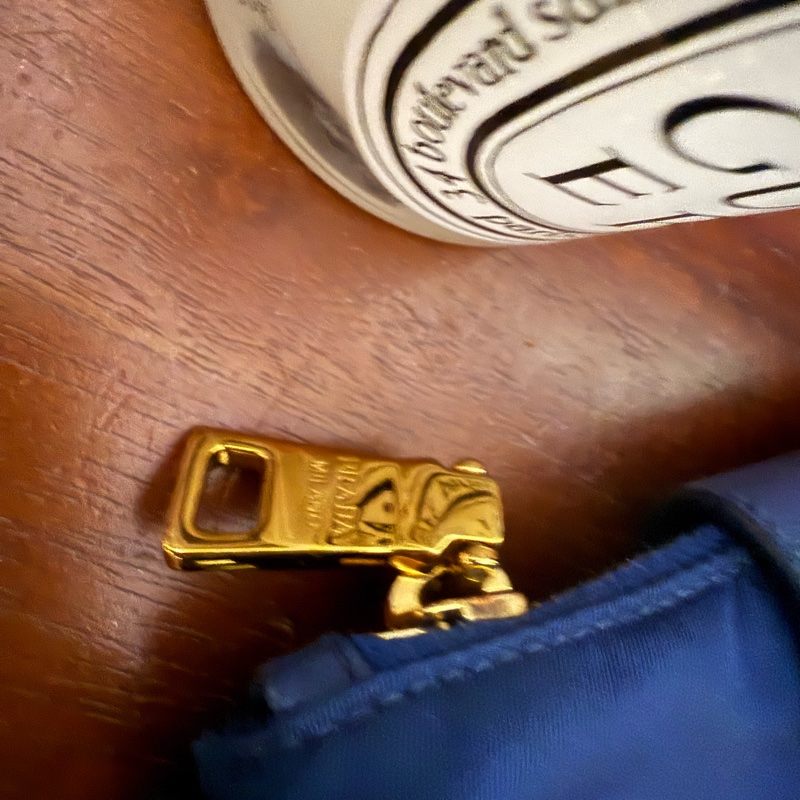 PRADA 經典側背包-15