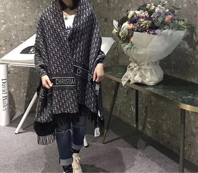 DIOR 新款 經典老花 LOGO超大條 客什米爾 披肩 蓋毯 閒置 近原價八萬多 割愛49800🤎🤎🤎-3