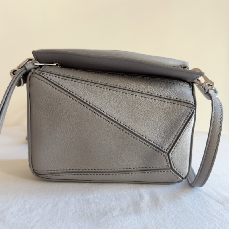 便宜賣LOEWE mini puzzle 皮革灰色拼圖包 肩背包 可拆式背帶-0