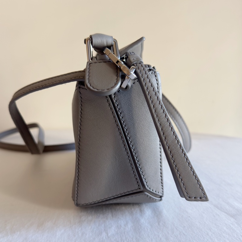 便宜賣LOEWE mini puzzle 皮革灰色拼圖包 肩背包 可拆式背帶-4