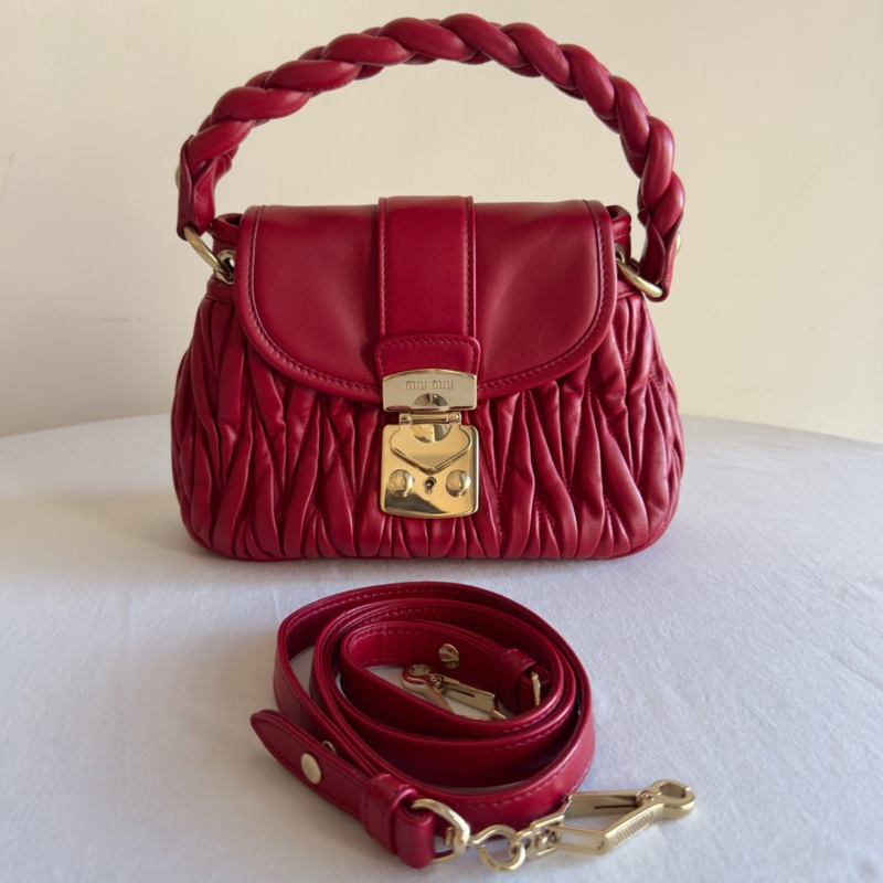 便宜賣Miu Miu miumiu 紅色小羊皮優雅金釦皺摺包-0
