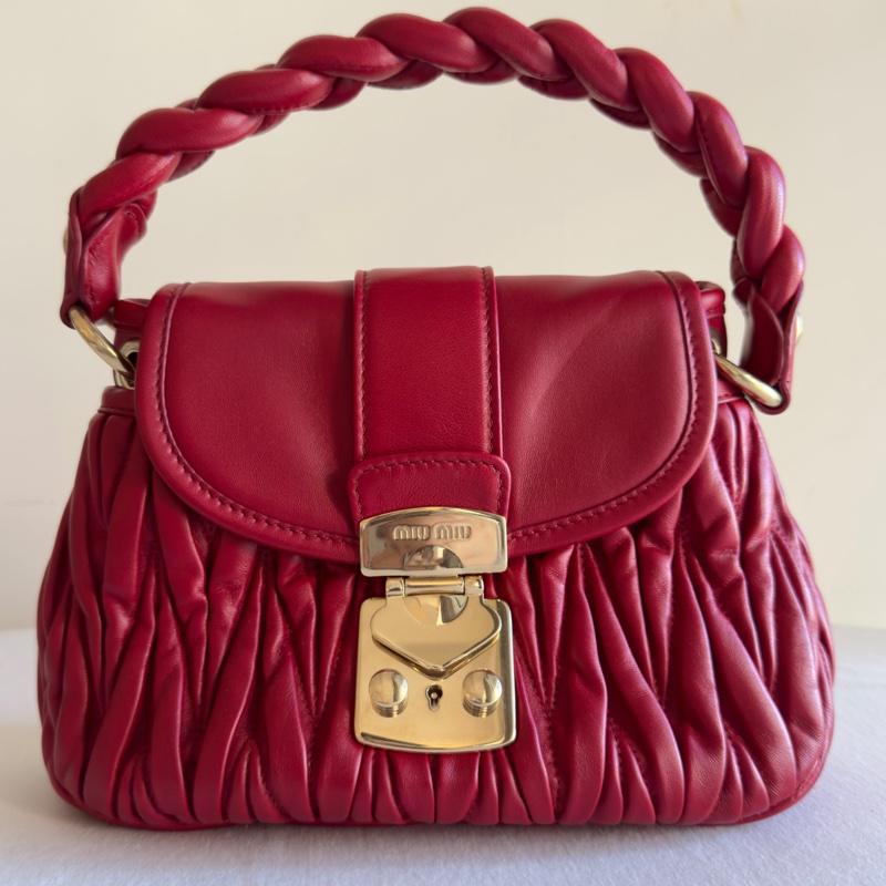 便宜賣Miu Miu miumiu 紅色小羊皮優雅金釦皺摺包-1