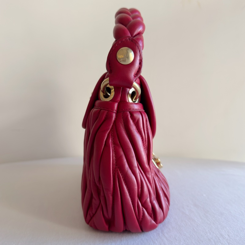 便宜賣Miu Miu miumiu 紅色小羊皮優雅金釦皺摺包-2