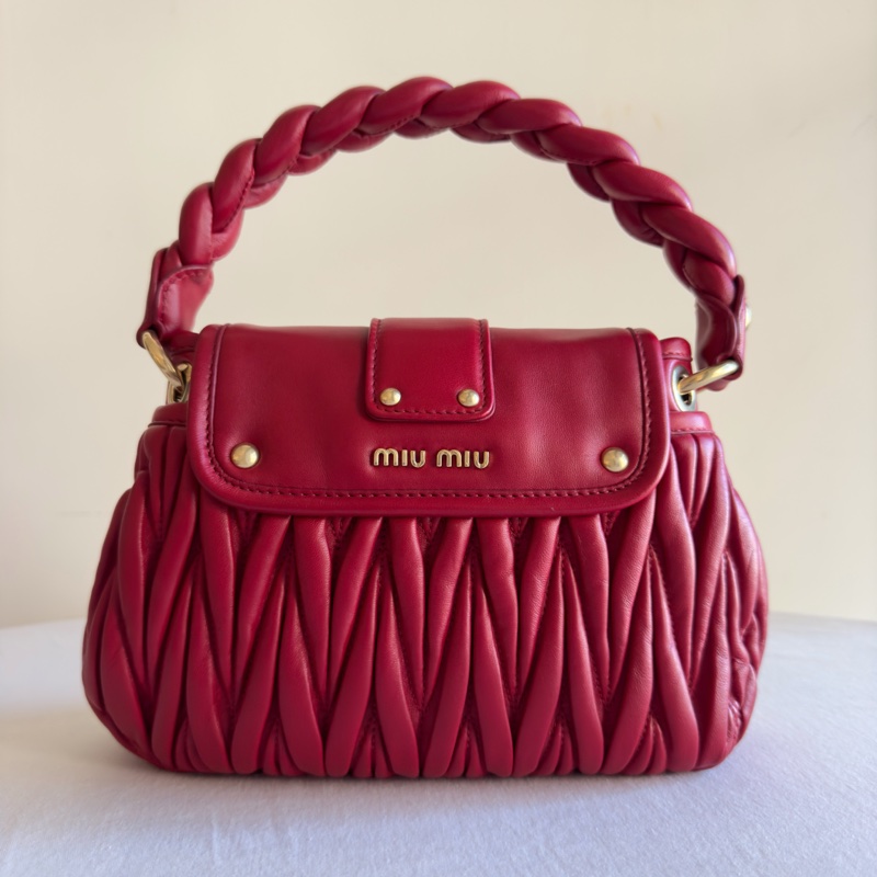 便宜賣Miu Miu miumiu 紅色小羊皮優雅金釦皺摺包-3