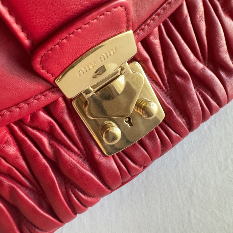 便宜賣Miu Miu miumiu 紅色小羊皮優雅金釦皺摺包-5