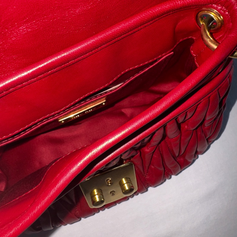 便宜賣Miu Miu miumiu 紅色小羊皮優雅金釦皺摺包-6