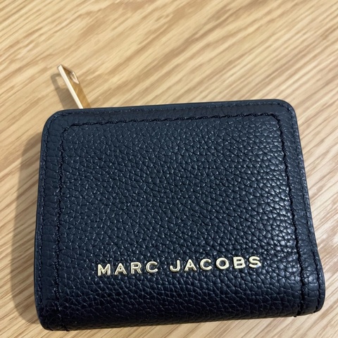 MARC  JACOBS 短夾 荔枝紋 黑 金