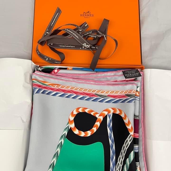 近全新Hermes手工捲邊斜紋真絲方巾(100%真絲)-11