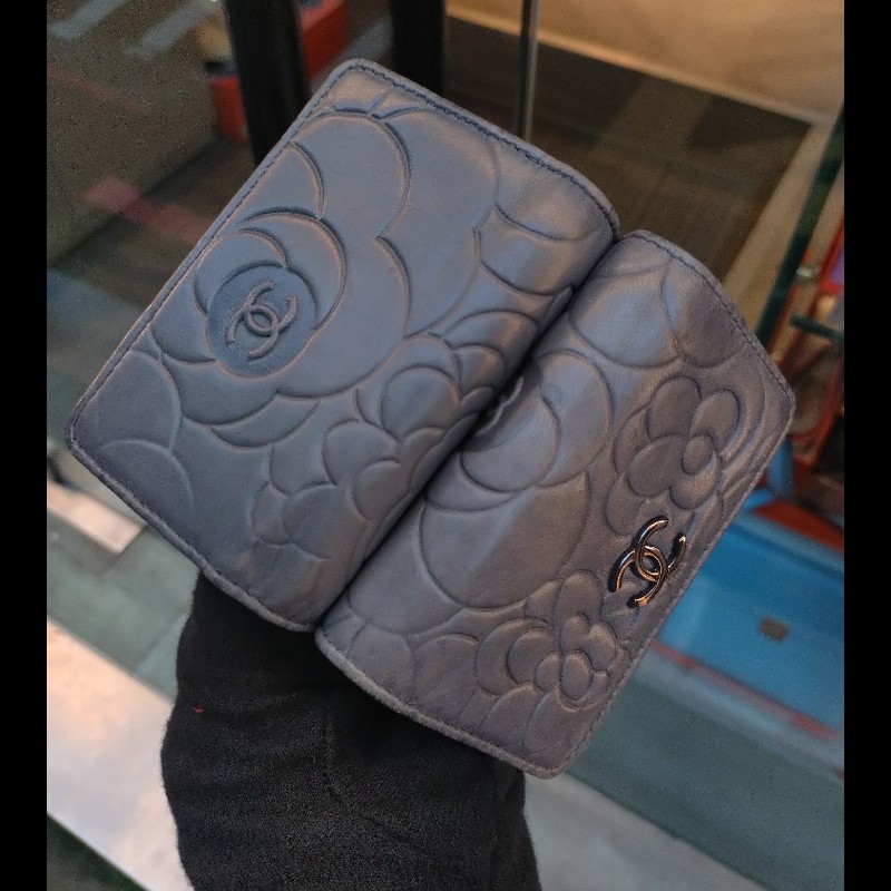 Chanel 灰藍色山茶花壓紋羊皮雙面開短夾-9