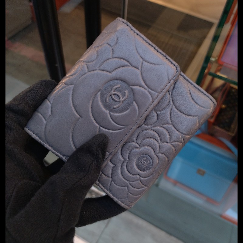 Chanel 灰藍色山茶花壓紋羊皮雙面開短夾-10