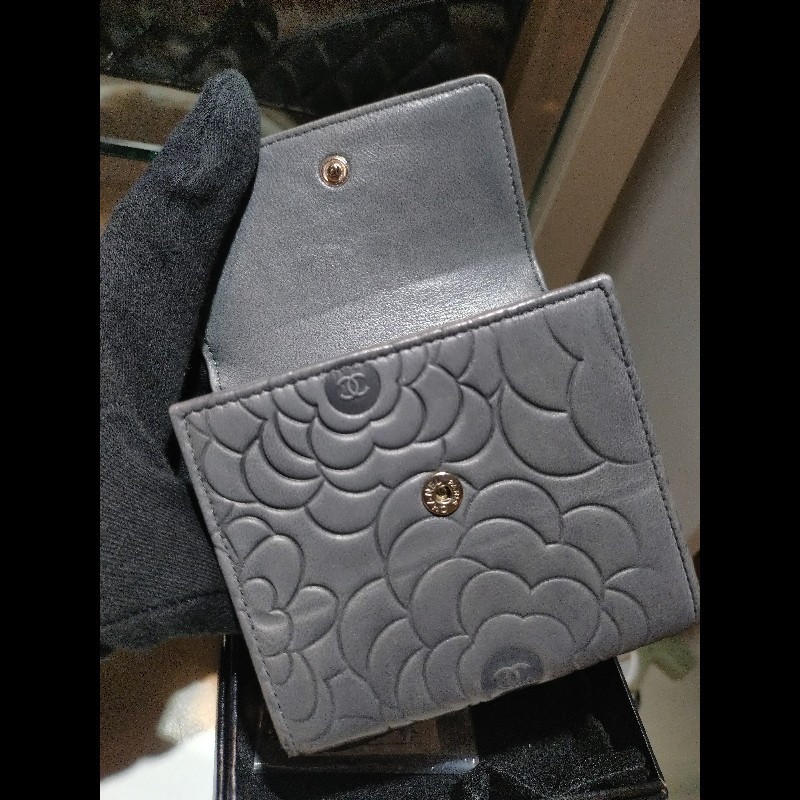 Chanel 灰藍色山茶花壓紋羊皮雙面開短夾-11