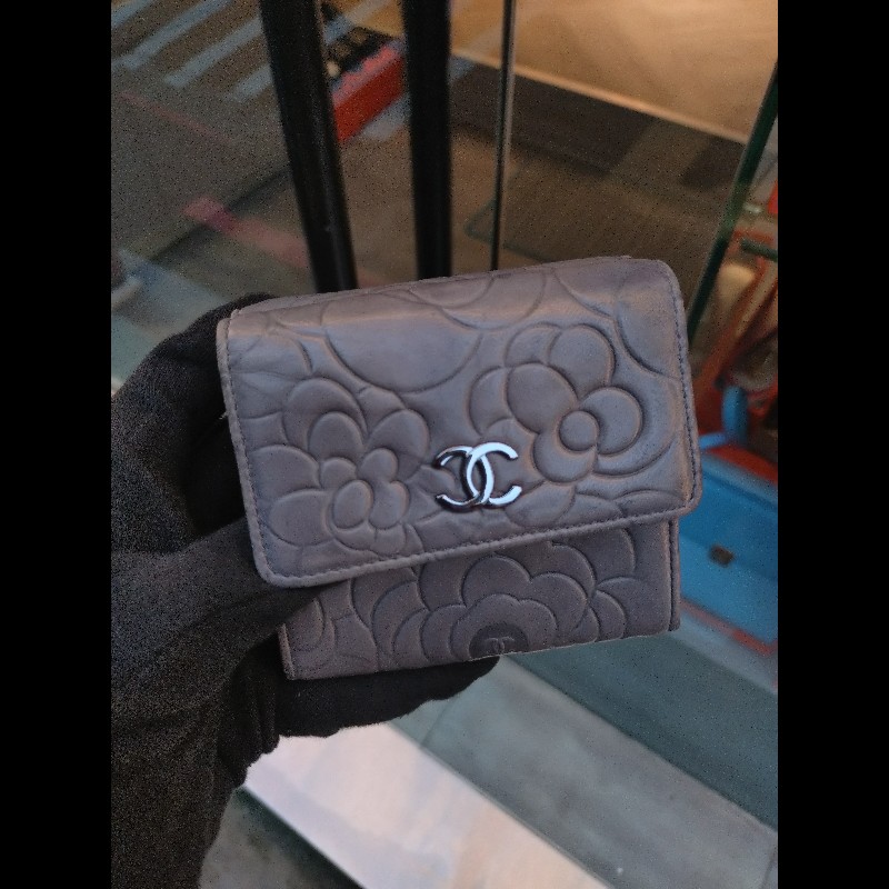 Chanel 灰藍色山茶花壓紋羊皮雙面開短夾-12