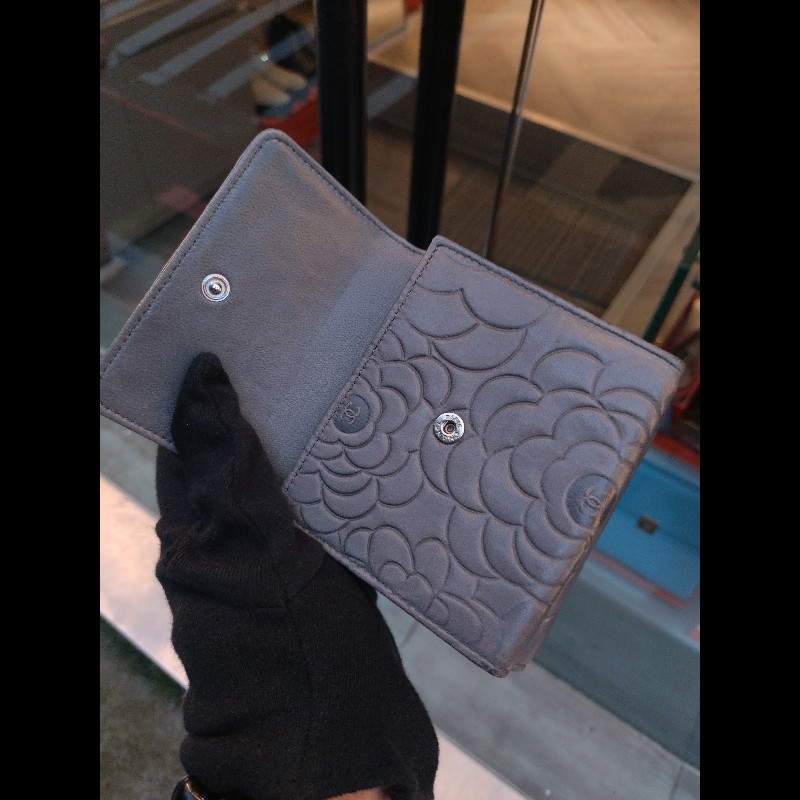 Chanel 灰藍色山茶花壓紋羊皮雙面開短夾-13
