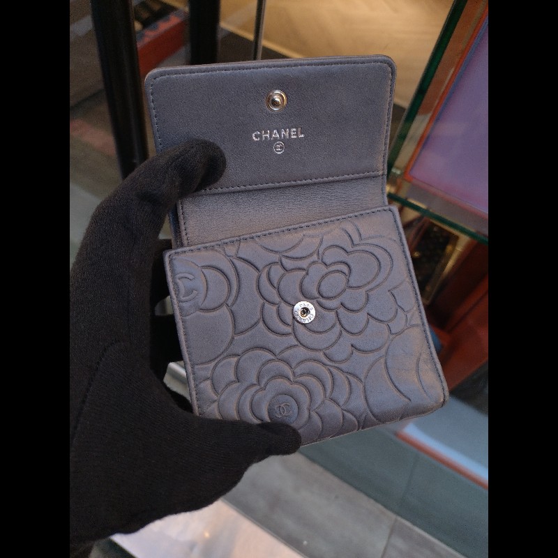 Chanel 灰藍色山茶花壓紋羊皮雙面開短夾-16