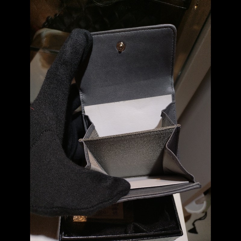 Chanel 灰藍色山茶花壓紋羊皮雙面開短夾-17