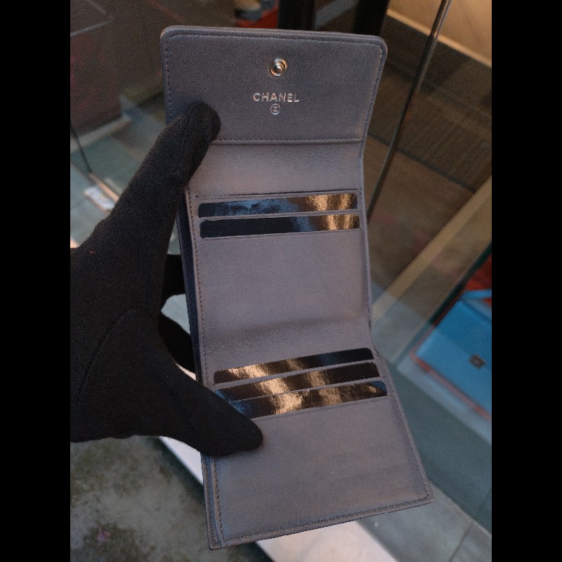 Chanel 灰藍色山茶花壓紋羊皮雙面開短夾-18