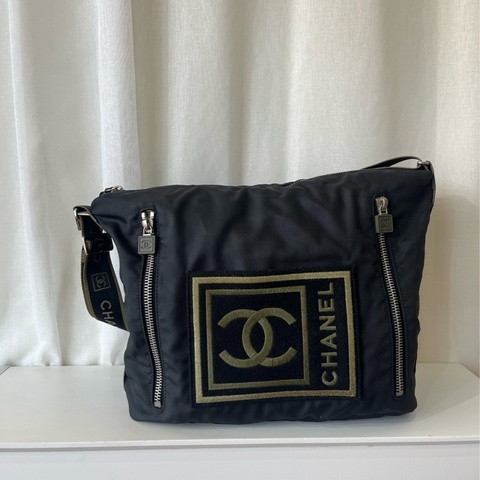 Chanel 大logo休閒運動側背包