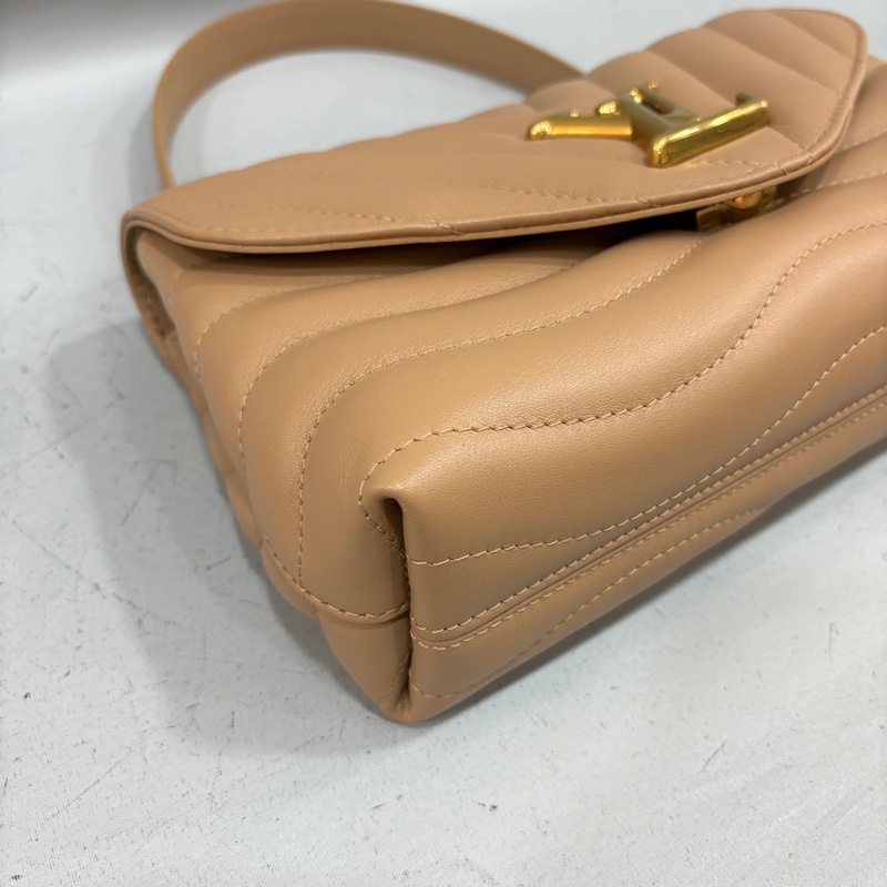 Louis Vuitton M22212奶茶色牛皮金鍊New Wave斜背包-6