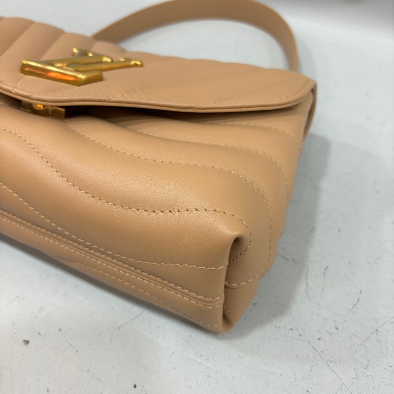 Louis Vuitton M22212奶茶色牛皮金鍊New Wave斜背包-7