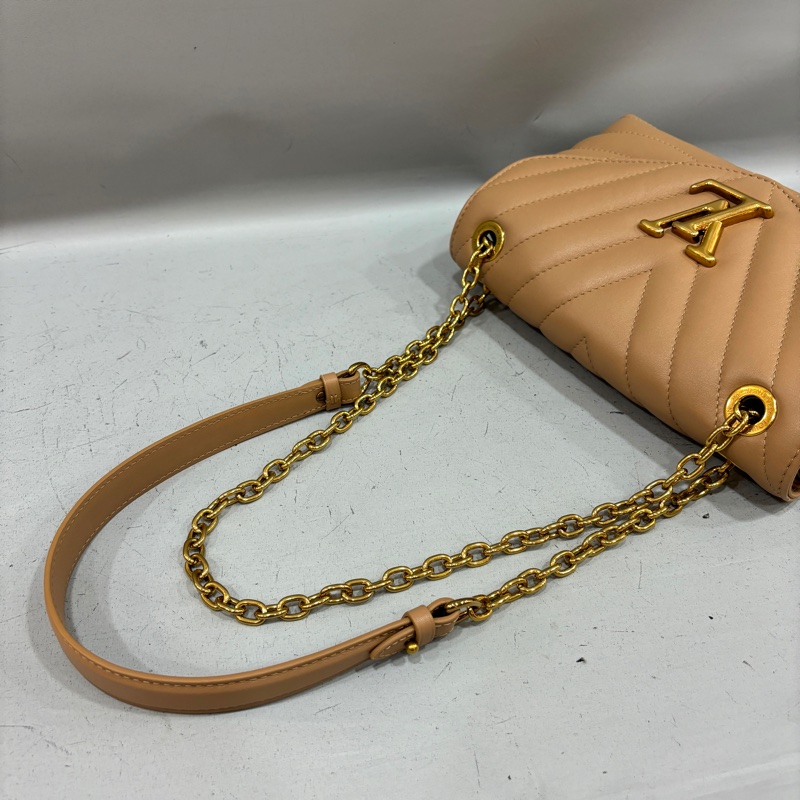 Louis Vuitton M22212奶茶色牛皮金鍊New Wave斜背包-10